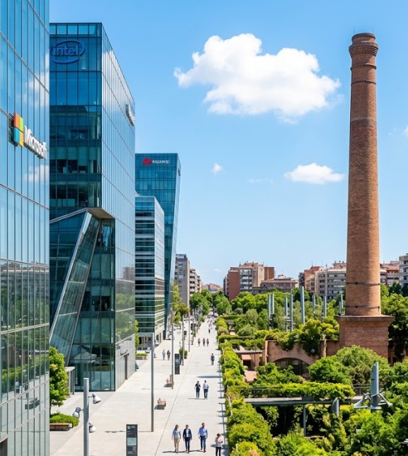 Vistas de las avenidas tecnológicas, parques y modernos edificios en El Parc i la Llacuna del Poblenou, Barcelona
